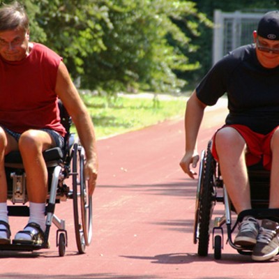 Zwei Rollstuhlschnellfahrer