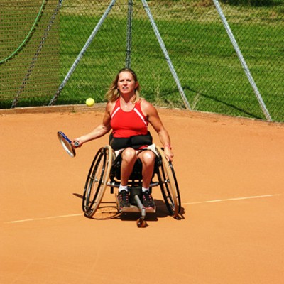 Dame beim Rollstuhl Tennis